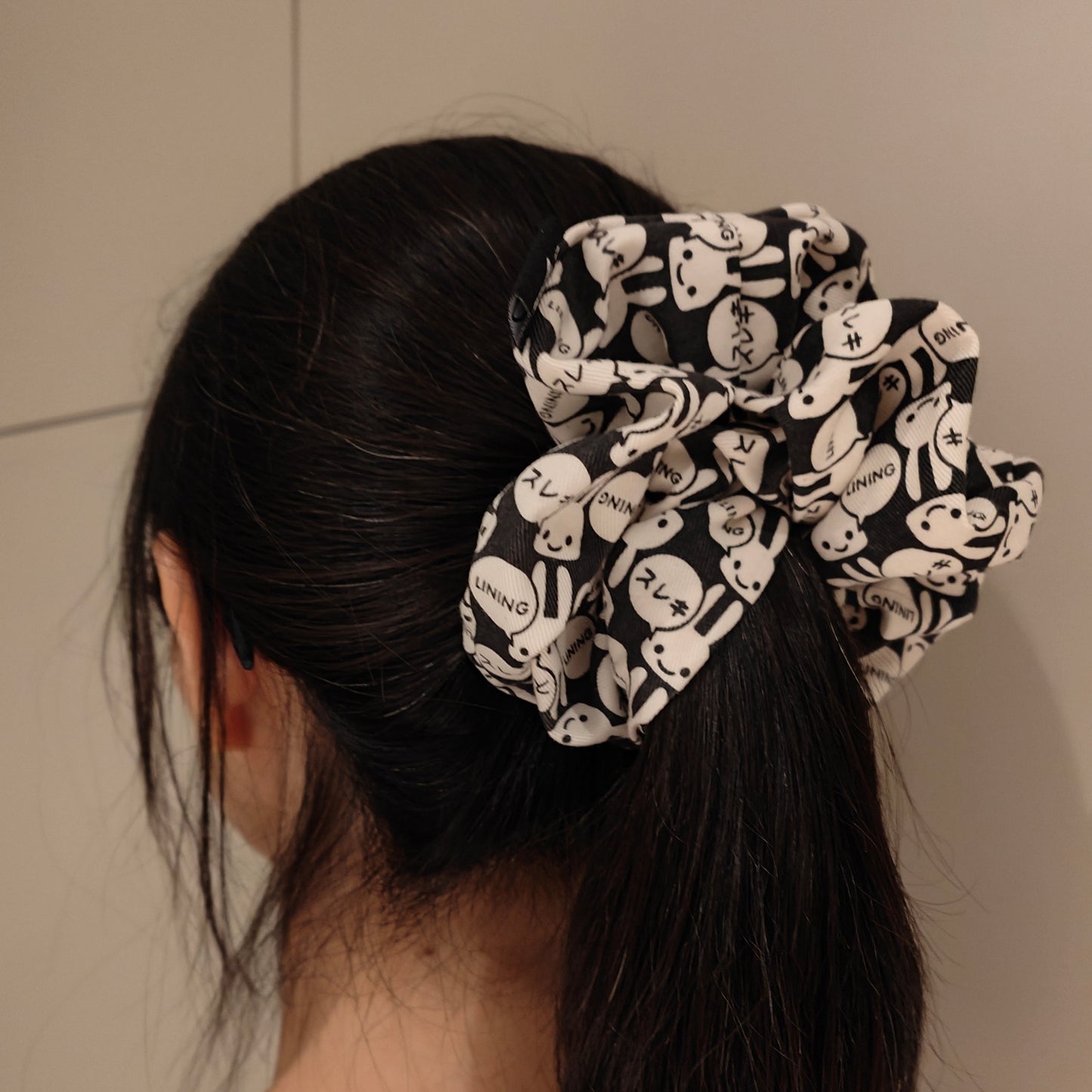 Mia scrunchie tied around hair - Ponytail